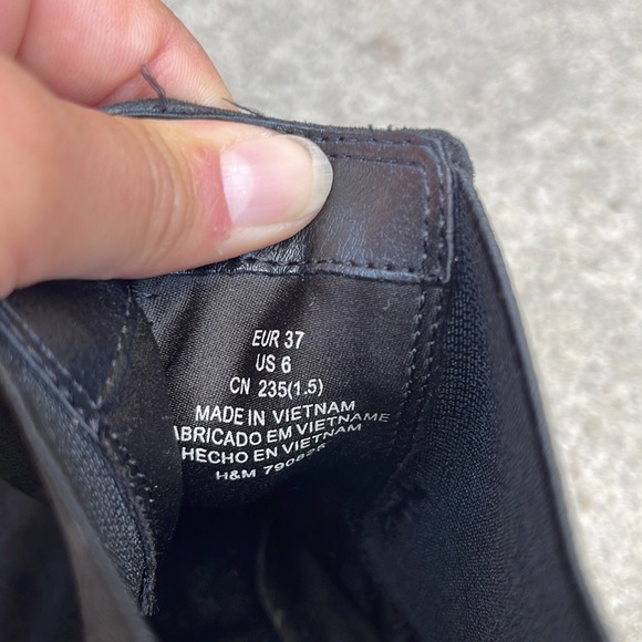 Black Small-Heeled Ankle Boots - Picture 6 of 6